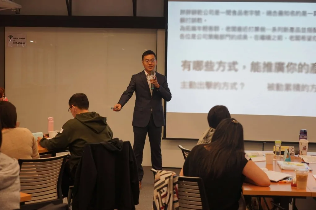 老喬在大人學「給非行銷人員的第一堂數位廣告課」台上授課