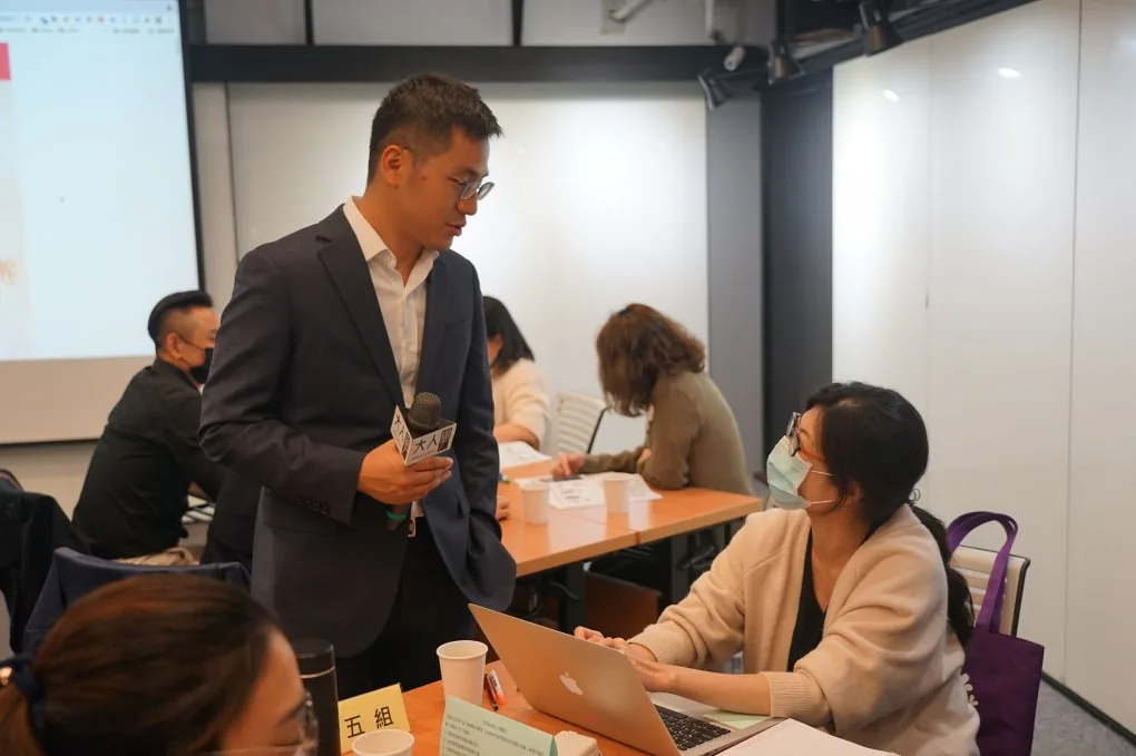 老喬在大人學課程走到學員桌邊一對一指導